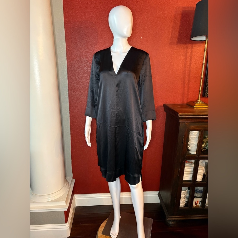 NWT Raquel Allegra- Silk Charmeuse V Neck Dress. Size 0
